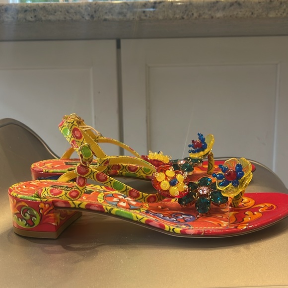 NIB DOLCE & GABBANA PATENT LEATHER T STRAP CRYSTAL EMBELLISHED SANDAL. 39/8.5 - Picture 8 of 10